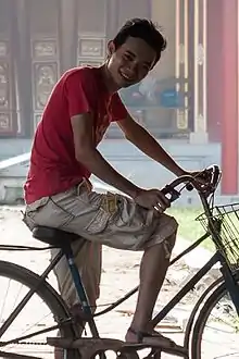 Jeune homme en short cargo, Vietnam, 2010