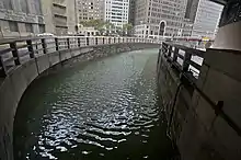 vue de la rampe d'accès inondée d'un tunnel routier