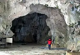 Intérieur de la grotte des Huguenots.