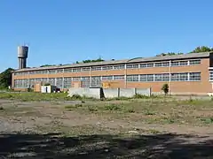 Le château d'eau et les ateliers-magasins.