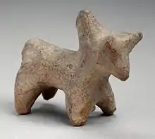 Sculpture de terre cuite présentant encore des traces de peinture, modelée en forme de bovin à bosse.