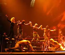 Photographie de Madonna et ses danseurs pendant le MDNA Tour.