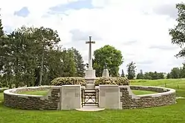 Hunter's cemetery, au fond, monument à la 51e division écossaise.