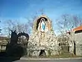 Représentation de la Grotte de Massabielle avec Notre-Dame de Lourdes et sainte Bernadette