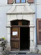 La porte de la mairie.