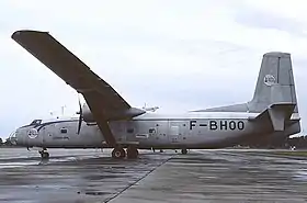 Vue d'un avion HD-34 garé. Il porte l'insigne de l'IGN sur la dérive et sous le pare-brise du cockpit.