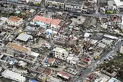 Dégâts à Philipsburg et patrouille néerlandaise à Sint-Maarten, le 8 septembre.