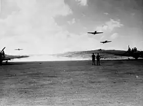 Photo noir et blanc d'avions décollant d'une piste en terre