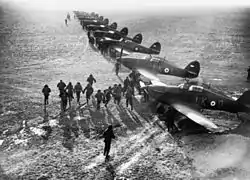 Pilotes de la RAF (No. 87 Squadron, équipé de Hurricane Mk I) en exercice d'alerte àl'aérodrome de Lille–Seclin.