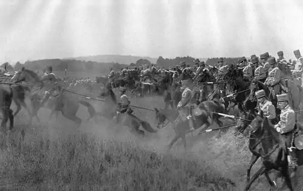 Photo noir et blanc d'une charge de cavalerie.