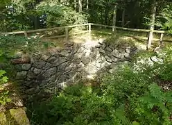 Ruines d'un bâtiment médiéval, peut-être une tour fortifiée