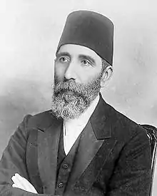 Hüseyin Hilmi Pacha, homme d'état ottoman, deux fois Grand vizir, né à Lesbos en Grèce dans une famille d'origine grecque convertie à l'islam.