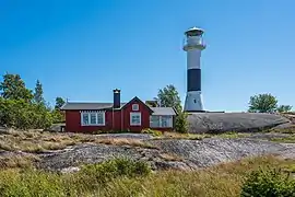 Le phare avec l’ancienne cabine du pilote.