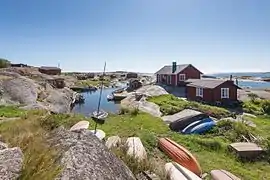 Les bâtiments autour de la petite baie portuaire.