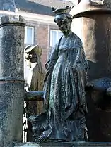 Sainte Catherine. Statuette en bronze de la fontaine Li Bassinia dans la ville de Huy.