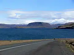 Hvalfjörður. A gauche Hvalfell (de), au milieu Múlafjall (bukid sa Islandya, Höfuðborgarsvæði) (ceb), à droite Botnssúlur.