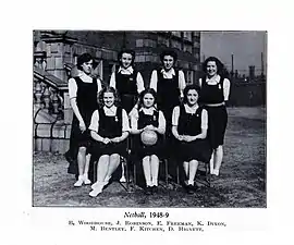 L'équipe de netball de la Hyde Grammar School (Greater Manchester, Angleterre) en 1949 : elles portent des gymslips, une robe chasuble britannique pour le sport