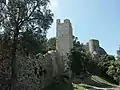 Courtine nord, la première tour (en premier plan) proche du château dont on aperçoit l'une des tours au second plan.