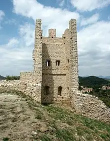 Courtine nord, la première tour, située à l'est du château.