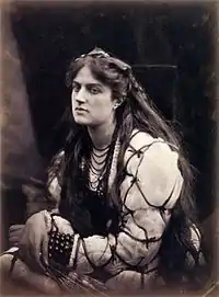 Photo noir en blanc d'une actrice en costume.