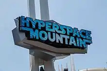 Panneau marquant l'entrée de l'attraction à Disneyland.