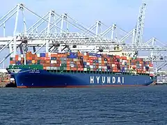 Le porte-conteneurs Hyundai Bankok (303 × 40 m, 6 800 EVP) à quai du terminal conteneur sur l’Amazonehaven en 2007.