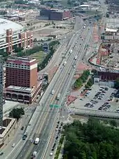 (I-70) Memorial Drive (Saint-Louis), est une voie qui traverse dans un axe nord-sud le centre-ville.