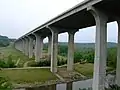 Plus un viaduc est haut, moins son impact fragmentant se fera sentir au sol. (Ohio Turnpike Bridge (Interstate 80) sur la rivière Cuyahoga (États-Unis). Ce type d'ouvrage peut néanmoins poser problème pour certains oiseaux migrateurs qui suivent les vallées.