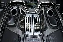 Photographie du moteur de la 918 Spyder vu de l'arrière, avec le double bossage