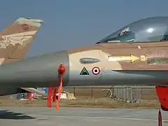 Marques de victoires d'un des F-16A de la force aérienne israélienne qui a participé a l'opération Opéra détruisant un réacteur nucléaire irakien. La cocarde représentant le raid est la triangulaire verte. L'autre cocarde représente un avion syrien abattu.