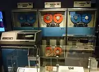 Des équipements informatiques exposés au musée.