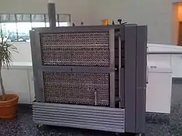 Armoire informatique de couleur grise constituée d'une multitude de tubes à vide.