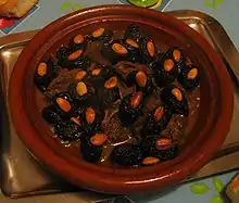 Tajine, plat traditionnel maghrébin. Les Salétins rajoutent du poulet, du citron ainsi que des olives dans ce plat.