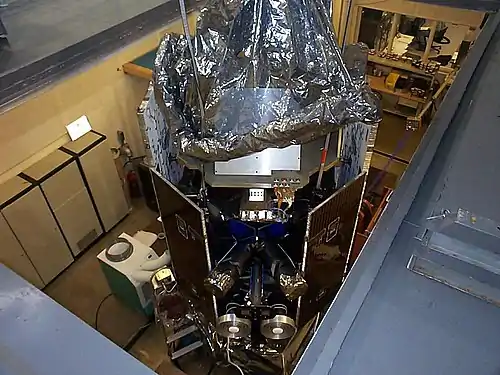 Vue d'ensemble du satellite assemblé durant des essais de vibration.