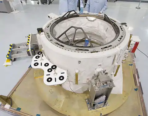 Adaptateur d'amarrage IDA installé sur la station spatiale internationale.