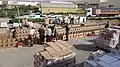 Soldat organisant les caisses de nourritures pour la ville de Betar Illit