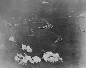 Le porte-avions Zuikaku et quatre Akizuki (Akizuki, Hatsuzuki, Wakatsuki et Shimotsuki) pendant la bataille de la mer des Philippines le 20 juin 1944