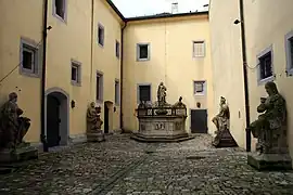 Cour intérieure de la mairie (Justiziahof) avec fontaine de Vénus.