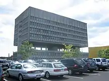 Le Pirelli Tire Building, construit en 1970, exemple d'architecture brutaliste.