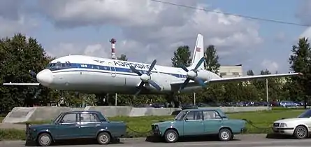 Un Il-18 en exposition statique à l'aéroport de Moscou-Cheremetievo. Il a été installé en 1979 pour célébrer les vingt ans de la mise en service de cet appareil.