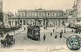 Tramway électrique (série 1 à 175) devant l'Hôtel de Ville.On distingue aisément entre les rails le caniveau dans lequel le tramway capte l'électricité.