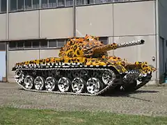 Léopardine, un Char 68 peint avec un camouflage fantaisiste.