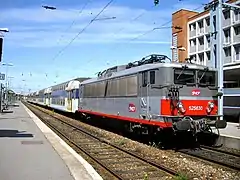 BB 25630 (grandes cabines) en livrée multiservices.