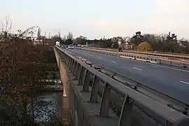 Les voies de circulation sur le pont.