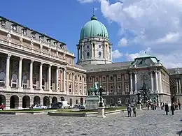 La façade de la Galerie nationale hongroise dans le château de Buda.