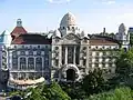 Façade sur Kelenhegyi út. De gauche à droite : terrasse de l'hôtel, entrée des Thermes Gellért et une tour à l'orientale inspirée des Stūpas indiens