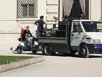 Voiture travelling tractant un scooter.