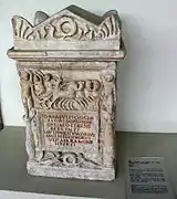 Urne à inscription latine.