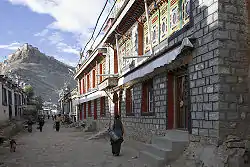 Un rue de Gyantsé et le dzong au loin en 1993.