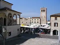 Place Mazzini et la Tour de l'Horloge